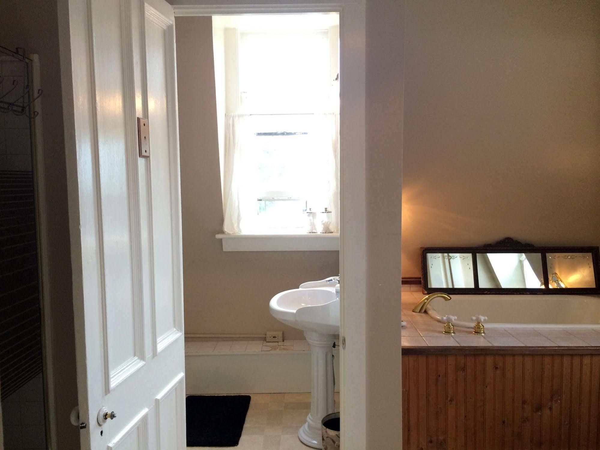 Hudson City Bed And Breakfast ภายนอก รูปภาพ